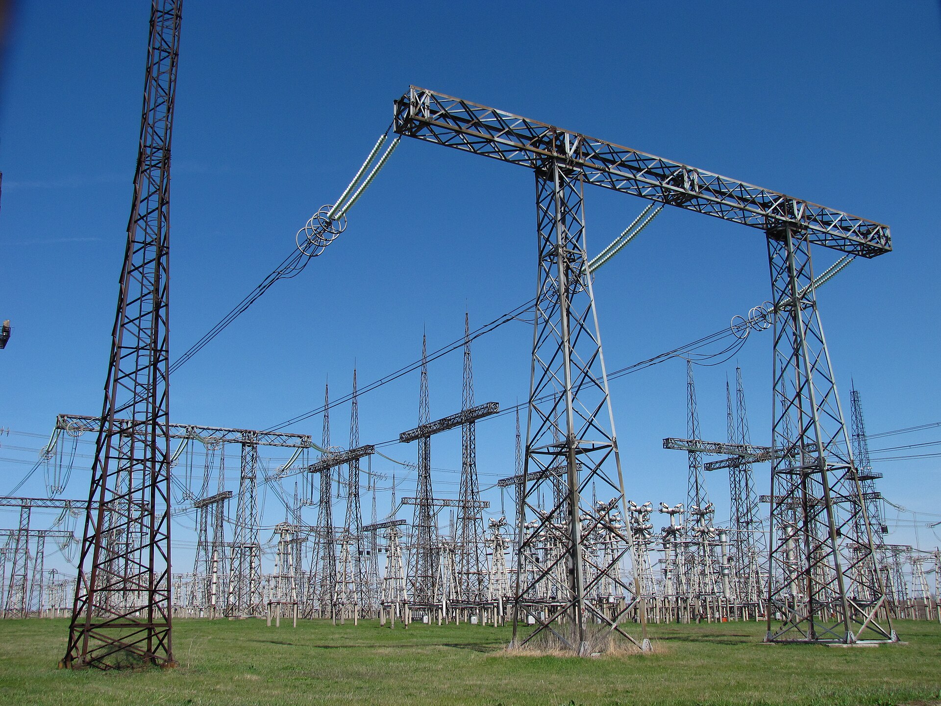 Patio de alta tensión de una subestación eléctrica